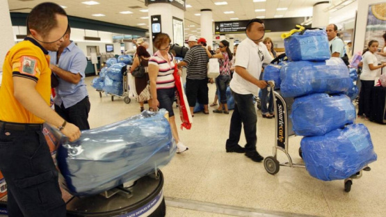 Confusión en el Aeropuerto de Miami por presunta exigencia de rapear maletas: usuarios denuncian irregularidades