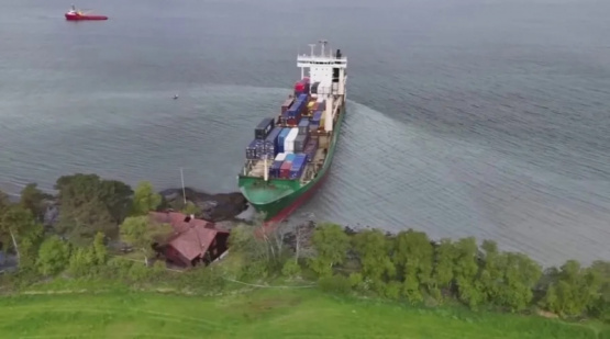 Un Barco Gigante Varó en el Patio de una Casa en Noruega