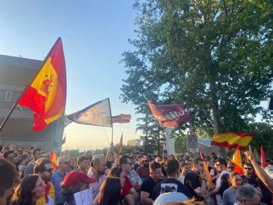 ¡Crisis en el Gobierno! Más de 350 personas exigen la dimisión de Sánchez